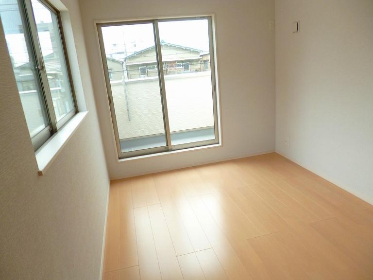 Same specifications photos (Other introspection). Closet (storage) is, of course, Excellent bright space to daylight.