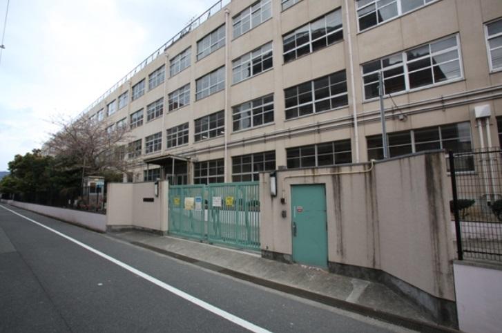 Primary school. Higashi Osaka Municipal Nishizutsumi a 6-minute walk from the 446m Higashi Osaka Municipal Nishizutsumi elementary school to elementary school