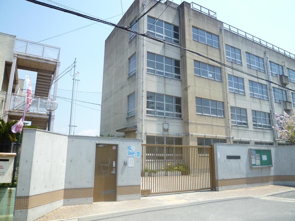 Junior high school. Live strongly along with the 1050m "companion to Takaida junior high school Children with a rich mind. "  From the website