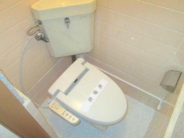 Toilet. Wishu is Rhett