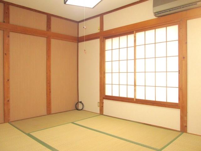 Non-living room. Storage space is abundant