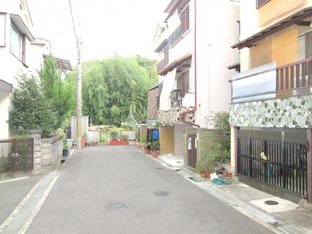 Local photos, including front road. 2 face is bright on the balcony