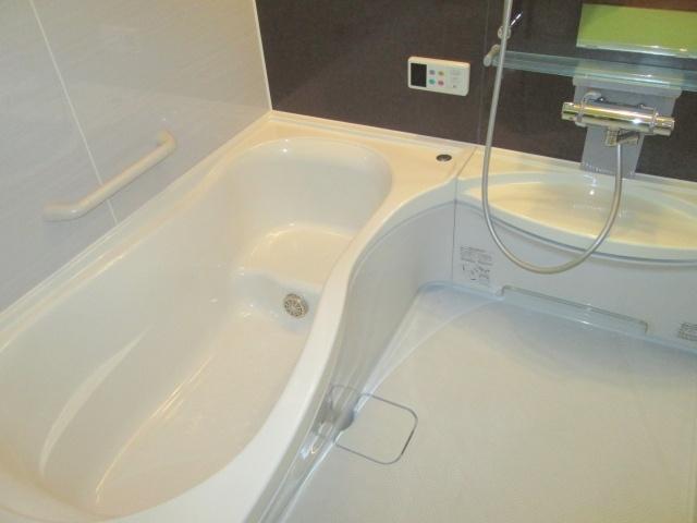 Bathroom. This bath was loose