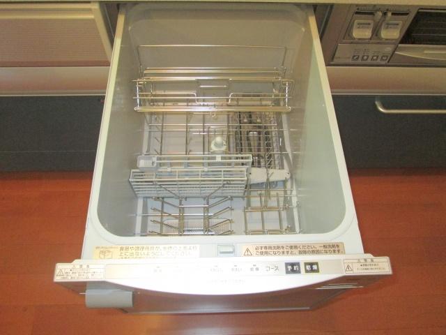 Kitchen. It comes with a dishwasher
