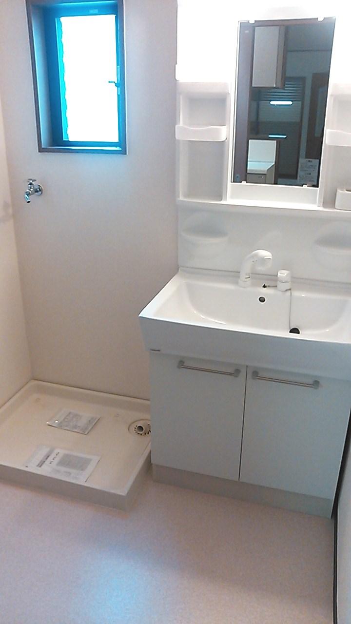 Wash basin, toilet. Indoor (07 May 2013) Shooting