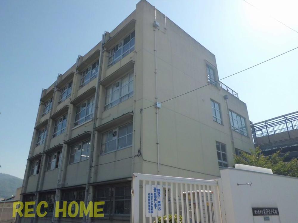 Primary school. 618m to the Higashi-Osaka Municipal Aida North Elementary School