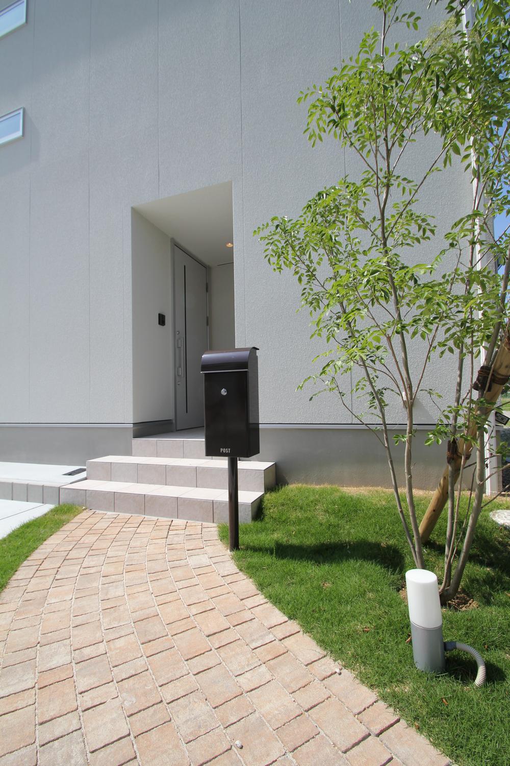 Entrance. Photos of approach