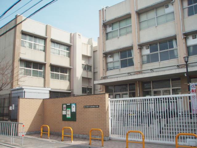 Primary school. Higashi-Osaka City Kashiwada to elementary school 411m