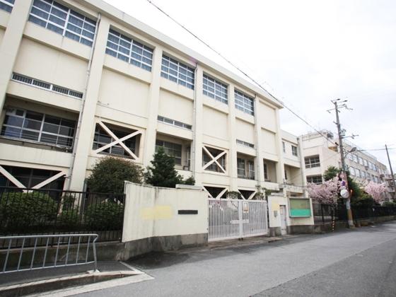 Junior high school. Higashi-Osaka City Kashiwada until junior high school 812m