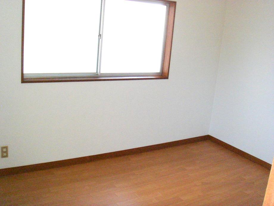 Non-living room. Sunny is a good Western-style