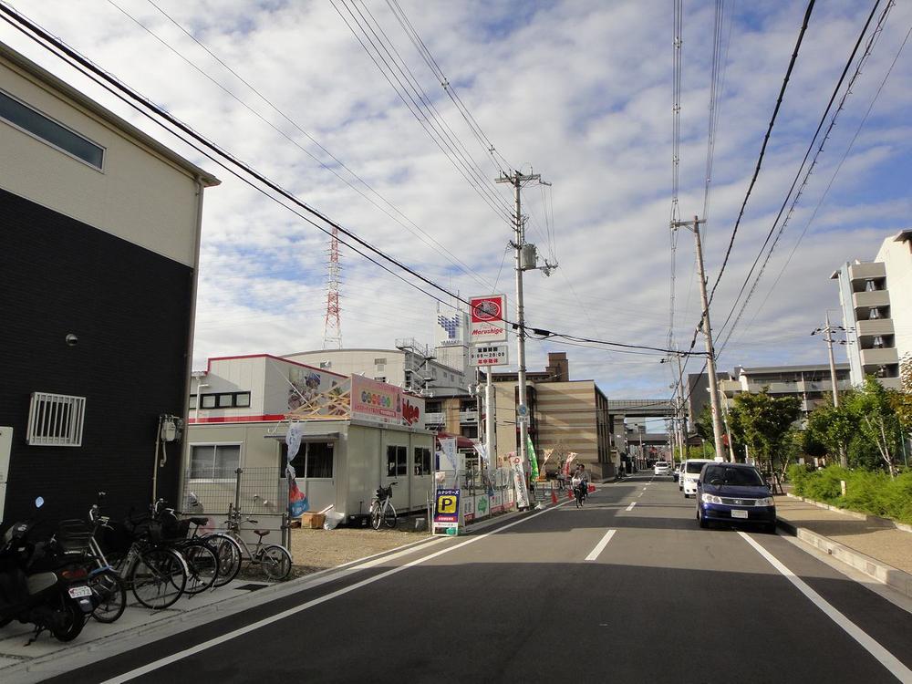 Local photos, including front road. Also useful every day of shopping at the supermarket adjacent! Ease also with children. Local (September 2013) Shooting