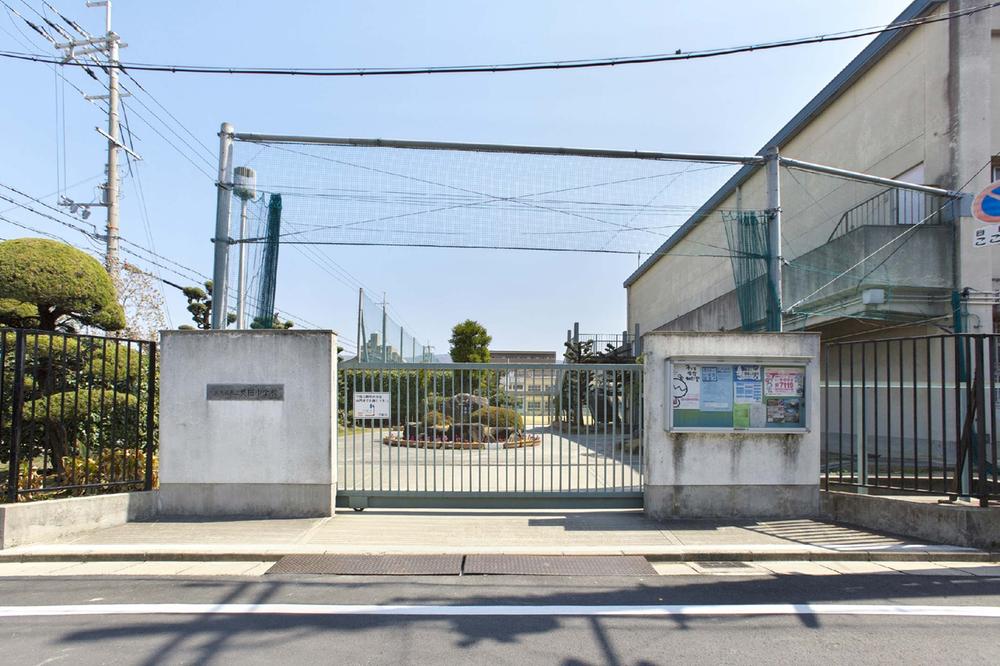 Junior high school. Aida 700m until junior high school