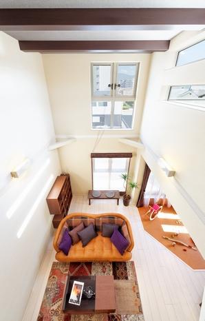 Bold blow of external insulation house unique. Due to the high air-tightness, A long time keep the comfortable room temperature. Even in winter is about spend barefoot (model house)