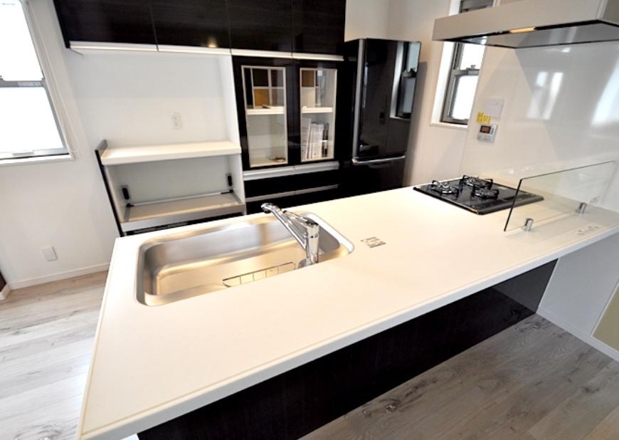 Kitchen. Face-to-face of the kitchen is full flat specification also possible (optional) course kitchen colors you can choose from a variety of color variations.