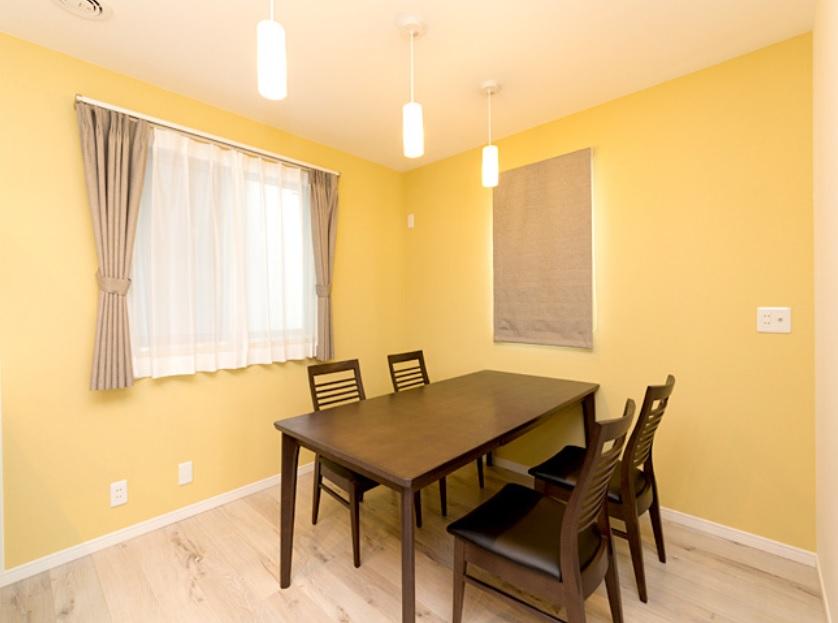 Non-living room. Precisely because the dining space to enjoy the moments of family gatherings, Coordination with your favorite color.