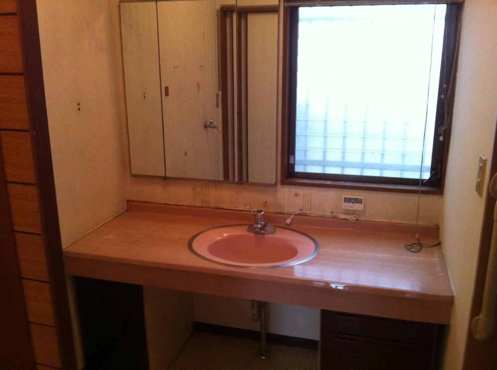 Wash basin, toilet. Indoor (March 2013) Shooting