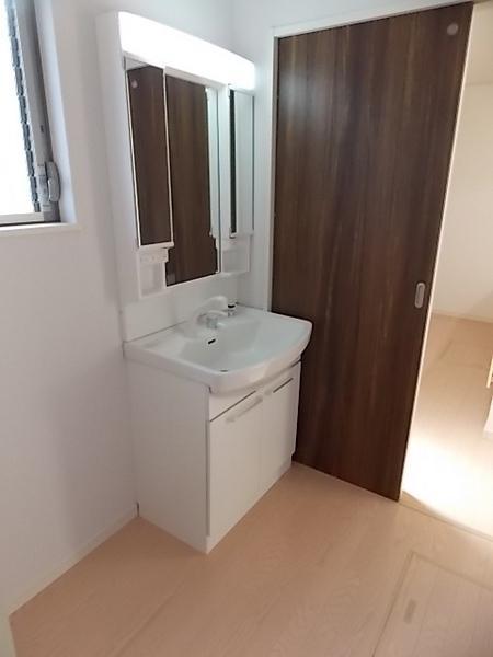 Same specifications photos (Other introspection). Dressed in smooth wash room of the room