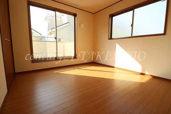 Non-living room. Sound insulation, Using the excellent pair glass in thermal insulation in all room!