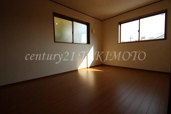 Non-living room. Bright Western-style in two-sided lighting!