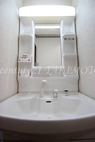 Wash basin, toilet. Convenient Shampoo dresser!