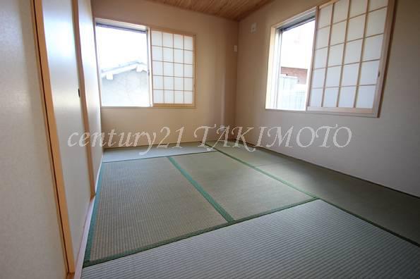 Non-living room. Your family is relaxing Japanese-style room with everyone
