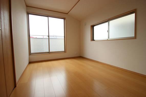 Non-living room. Bright rooms in the two-sided lighting!