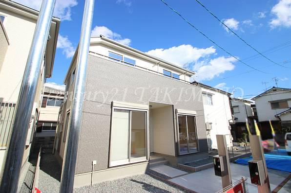 Local photos, including front road. There are park right in front of you!