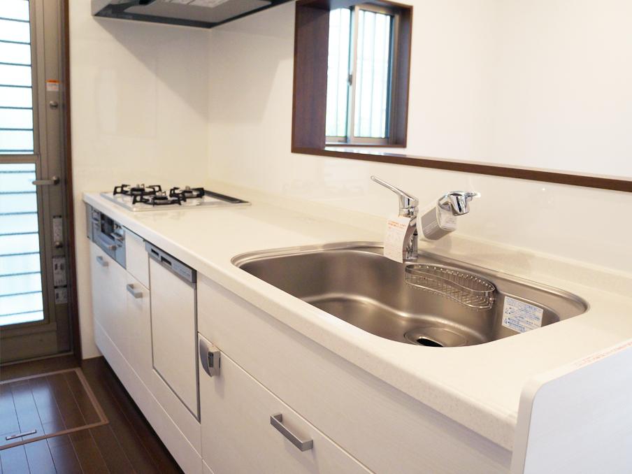 Kitchen. Face-to-face kitchen of fully functional. Konasemasu the housework while looking at the situation of children. (No. 5 locations)