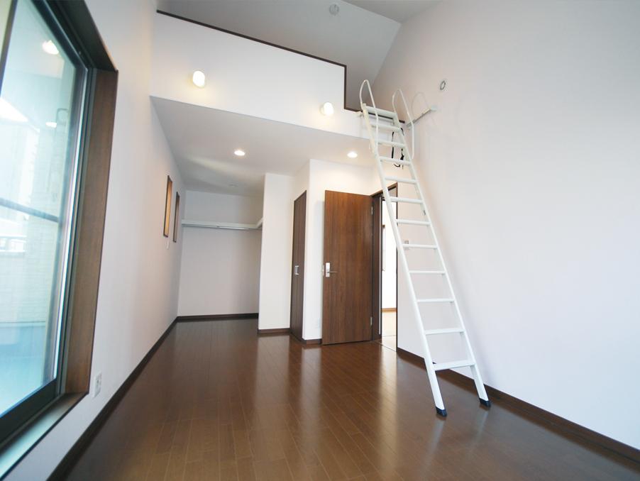 Non-living room. The main bedroom, which provided an open closet and loft (No. 5 locations)