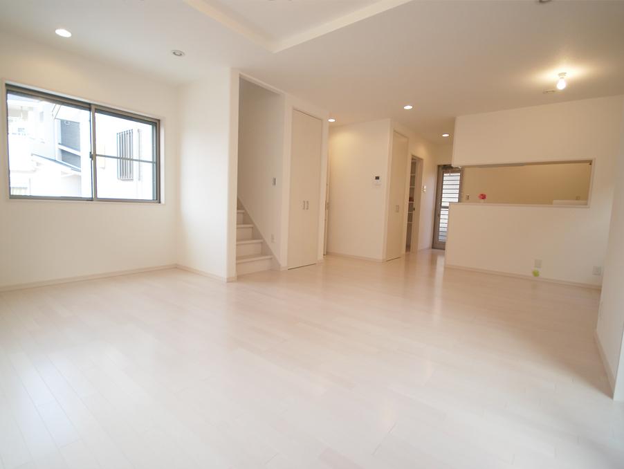 Living. 21 Pledge more than spacious living. In bright comfortable space in the sunlight entering from the south. (No. 6 locations)