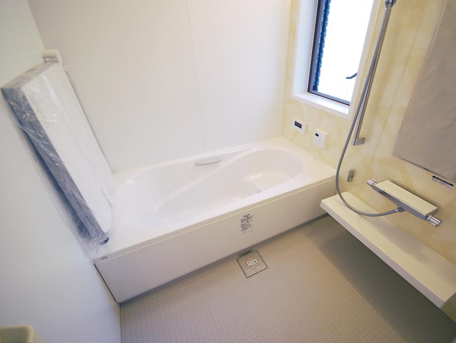 Bathroom. 1618 spacious bath of size (1.25 square meters). Breadth of leeway be bathing with children. (No. 6 locations)