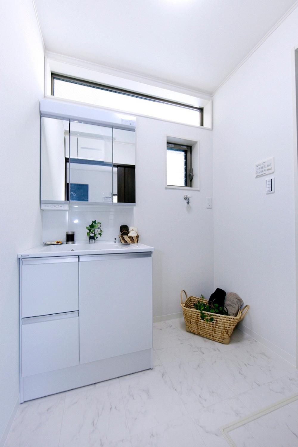 Wash basin, toilet. 2013 September 19 shooting