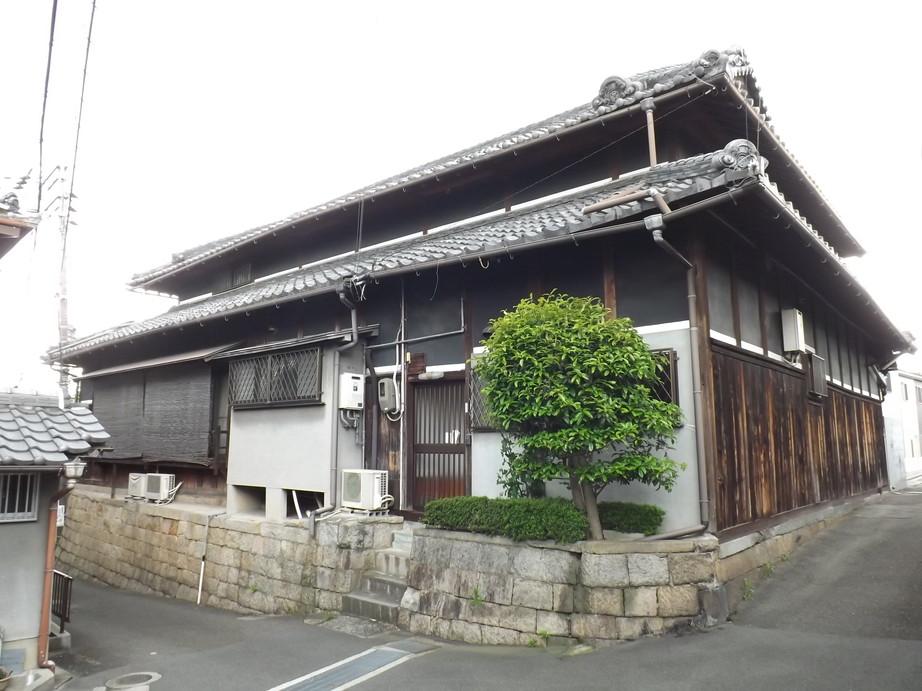 Local photos, including front road. Local Photos A quiet residential area