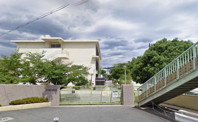 Primary school. Hirakata 841m to stand Kasuga Elementary School