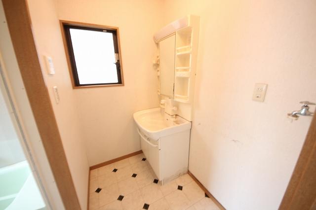 Wash basin, toilet. Indoor (10 May 2013) Shooting