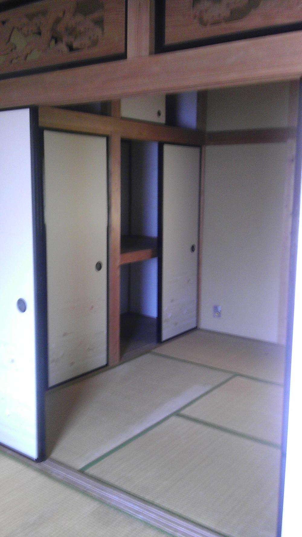 Non-living room. There are two Japanese-style room floor transom