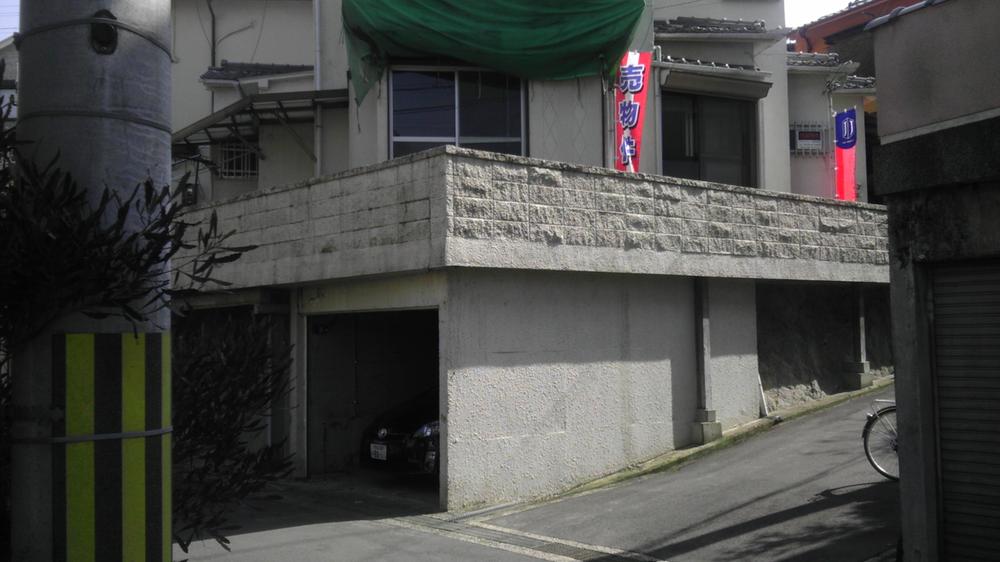 Local appearance photo. It is underground parking. 