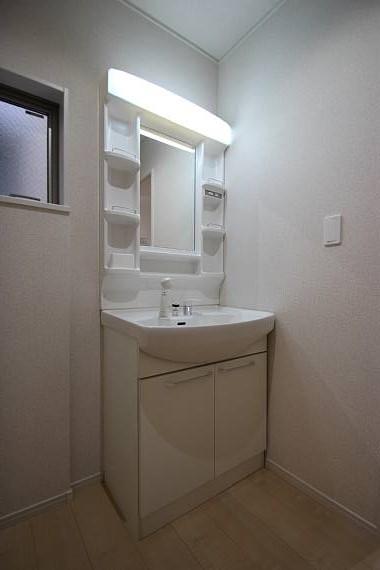 Wash basin, toilet. Storage rich washbasin! !