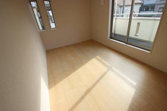 Non-living room. It is bright with two-sided lighting! !