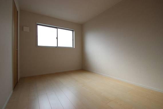 Non-living room. Use a pair of glass in all room! !