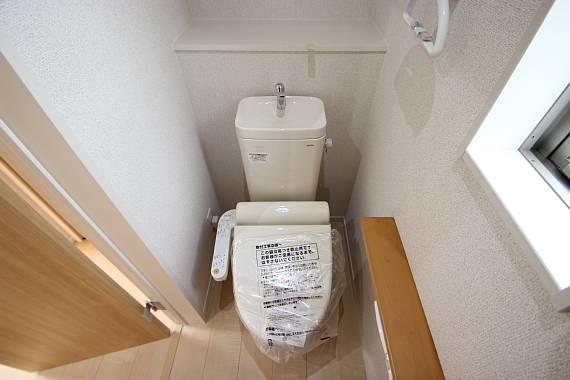 Toilet. Pat ventilation There is a window in the toilet! !