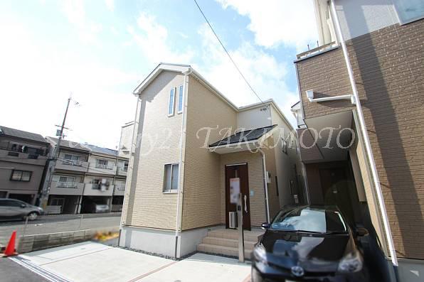 Local photos, including front road. Two can park your car! !