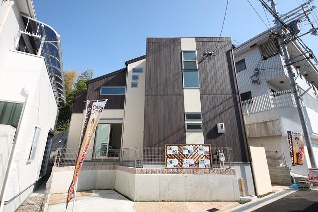 Local appearance photo. Local (10 May 2013) shooting living will atrium. Also entered the lighting from the highest place of the building. Other There top light two locations.