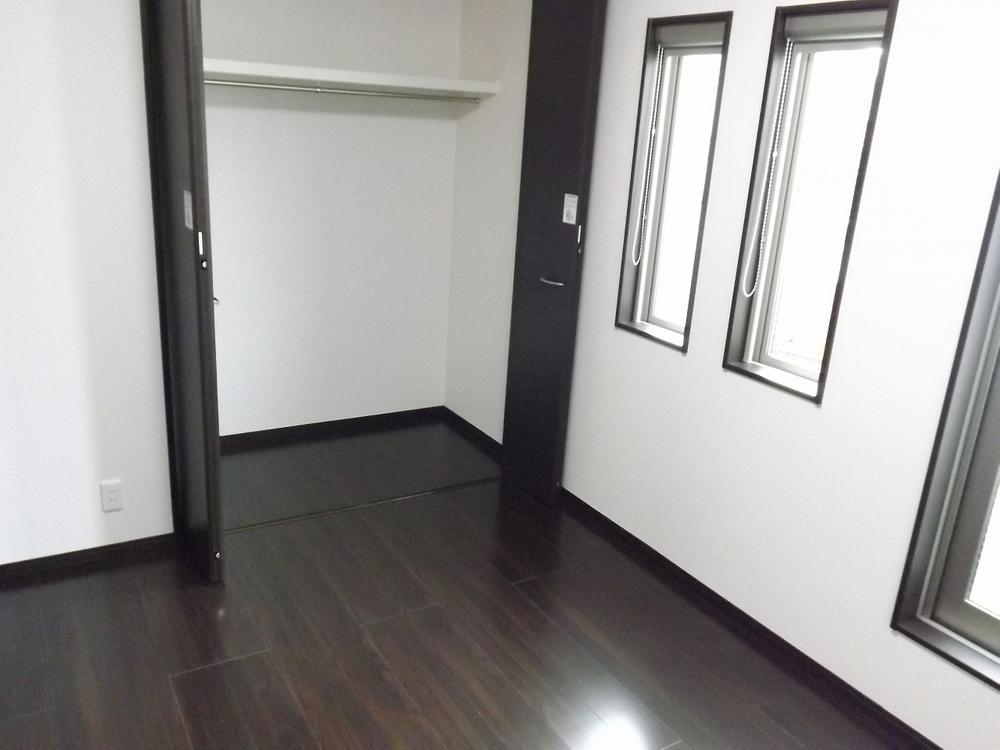 Living. Local photos (Western-style) With a large closet!