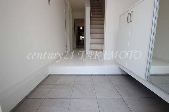 Entrance. Shoebox is also built-in large, a lot of shoes enter