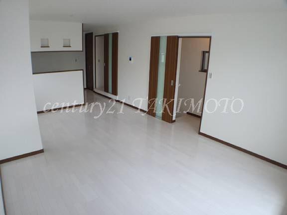 Same specifications photos (living). LDK of about 18 pledge is easier than ever with the placement of furniture!