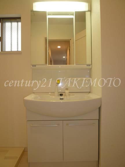 Wash basin, toilet. Convenient Shampoo dresser!