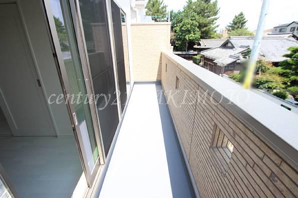 Balcony. Facing south, Washing also an easy wide balcony!