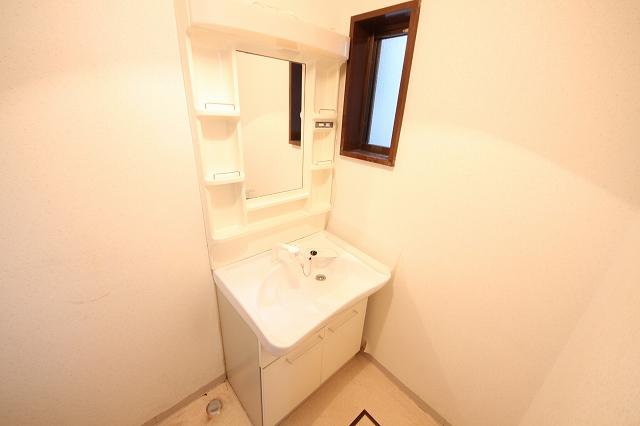 Wash basin, toilet. Indoor (11 May 2013) Shooting