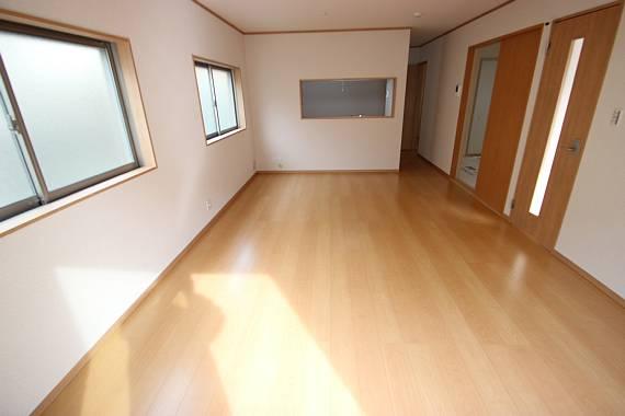 Living. Spacious LDK! The arrangement of the furniture is also easy to!